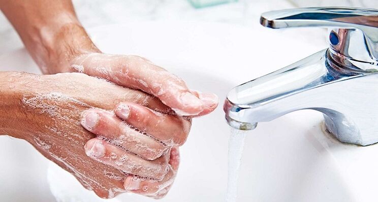 Händewaschen zur Vorbeugung einer subkutanen Parasiteninfektion